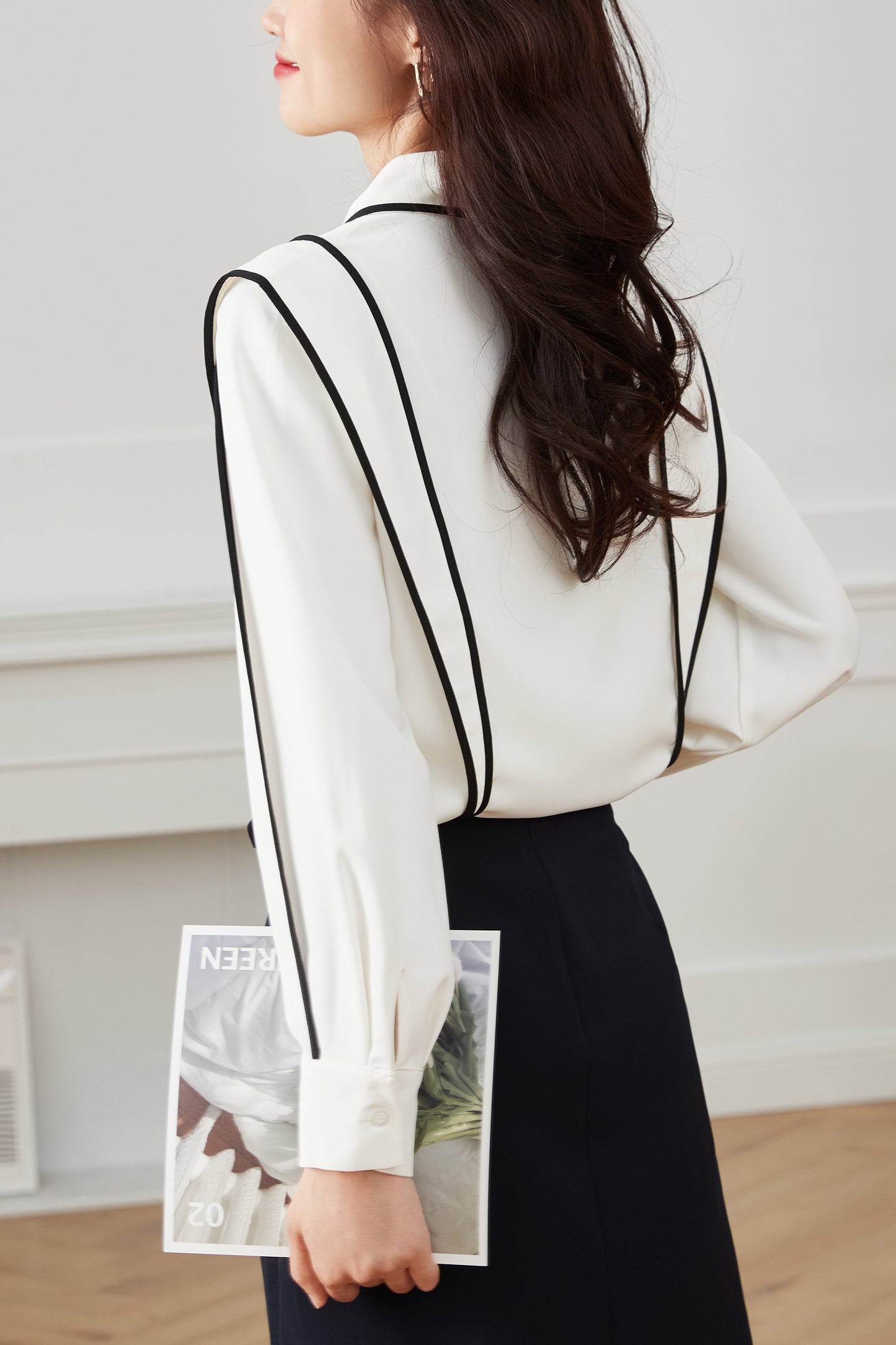 Women's Contrast Collar V Neck Lantern Sleeve Blouse