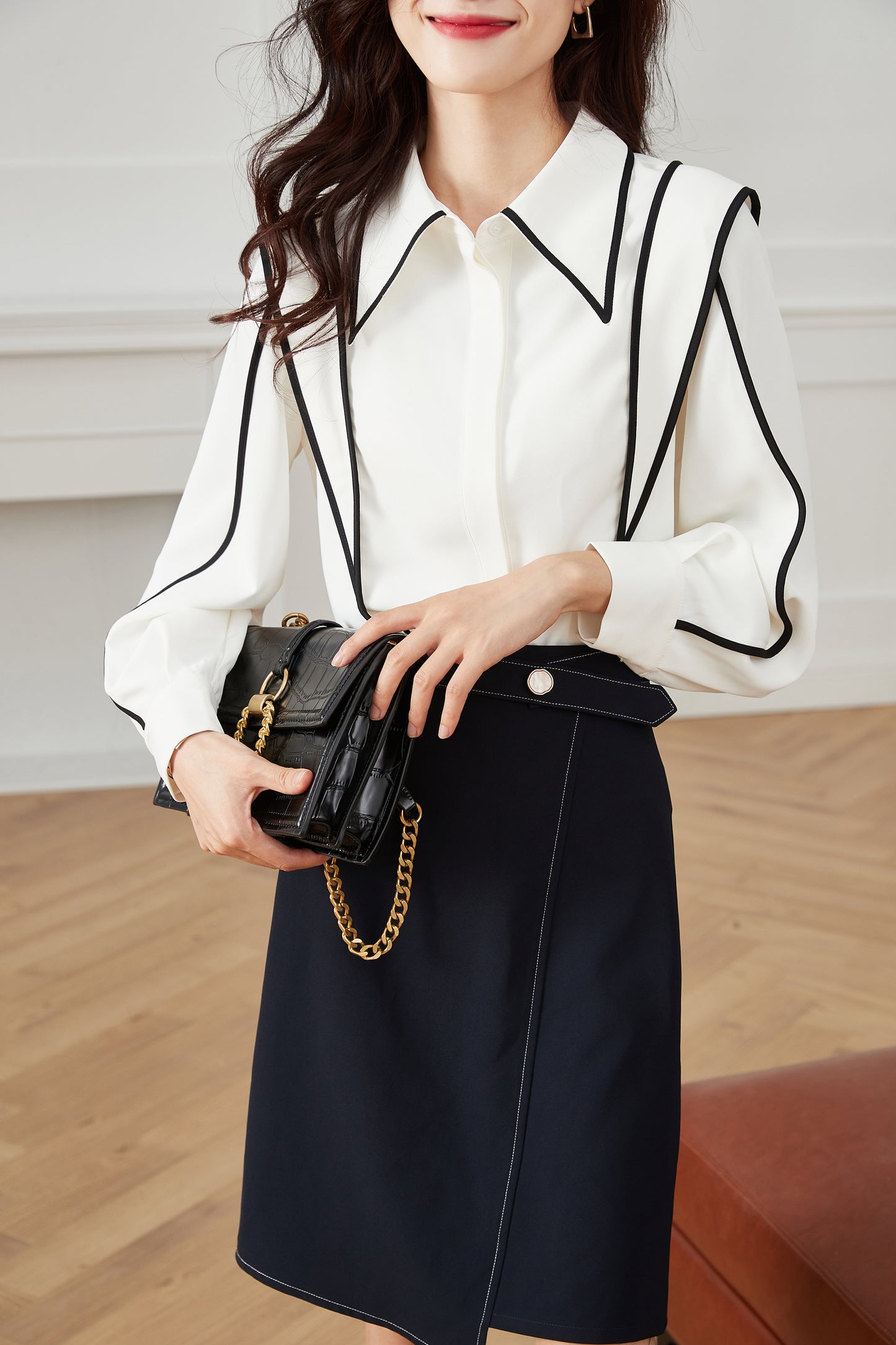 Women's Contrast Collar V Neck Lantern Sleeve Blouse