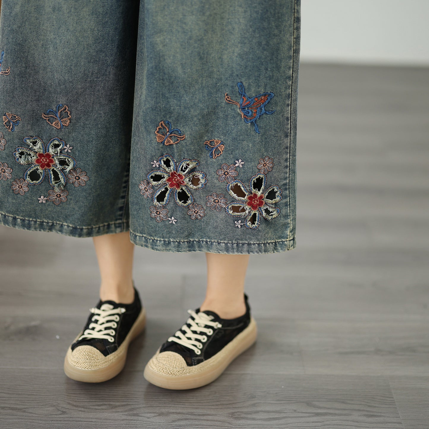 Women’s Embroidered Wide-Leg Cropped Elastic Waist Casual Summer Jeans