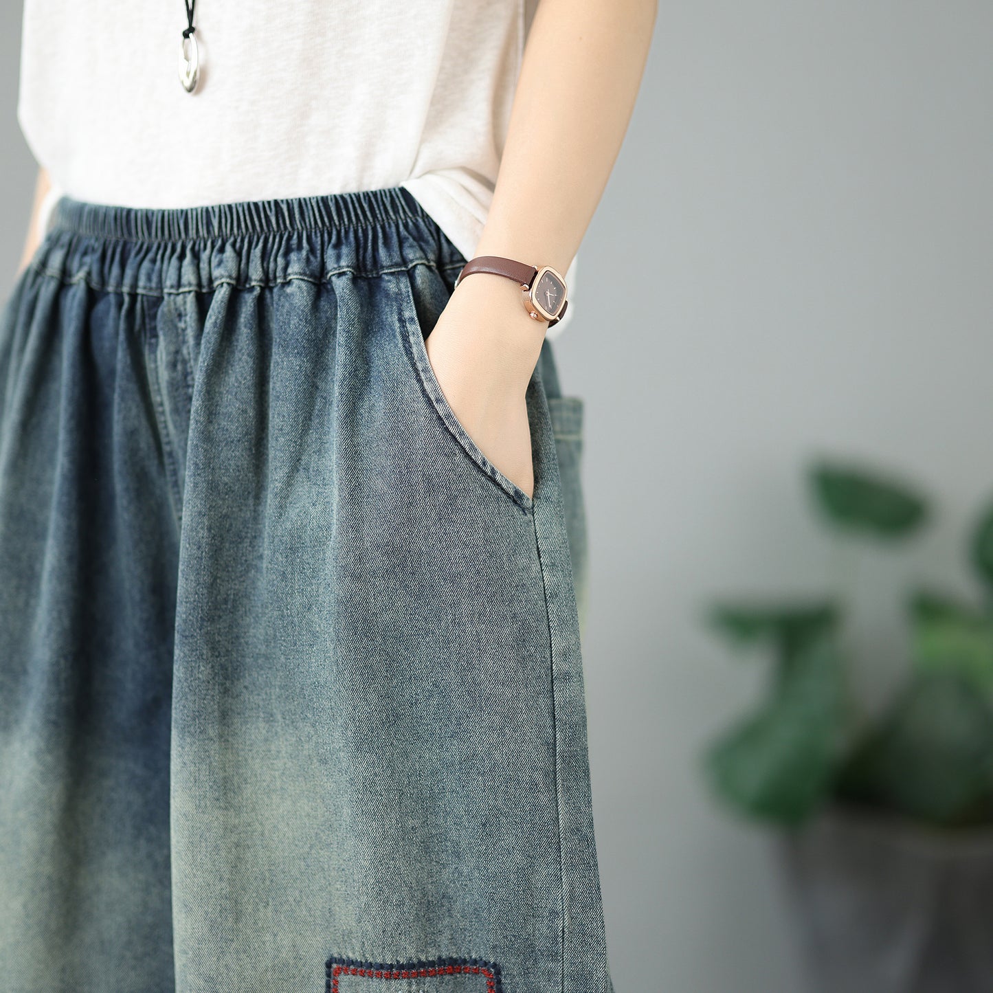 Embroidered Elastic-Waist Cropped Wide-Leg Jeans