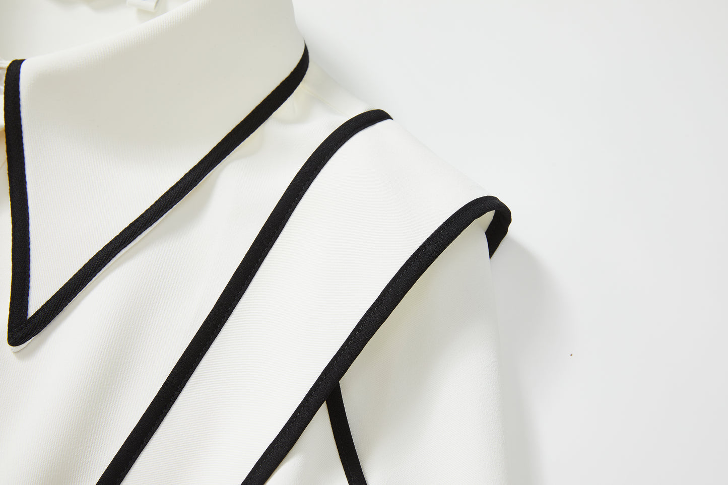 Women's Contrast Collar V Neck Lantern Sleeve Blouse