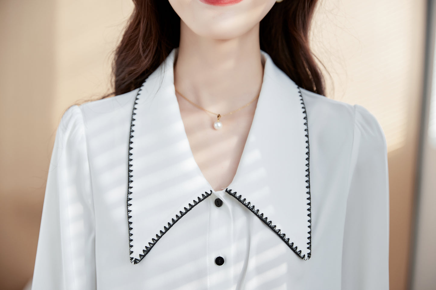 Women's Contrast Collar V Neck Lantern Sleeve Blouse