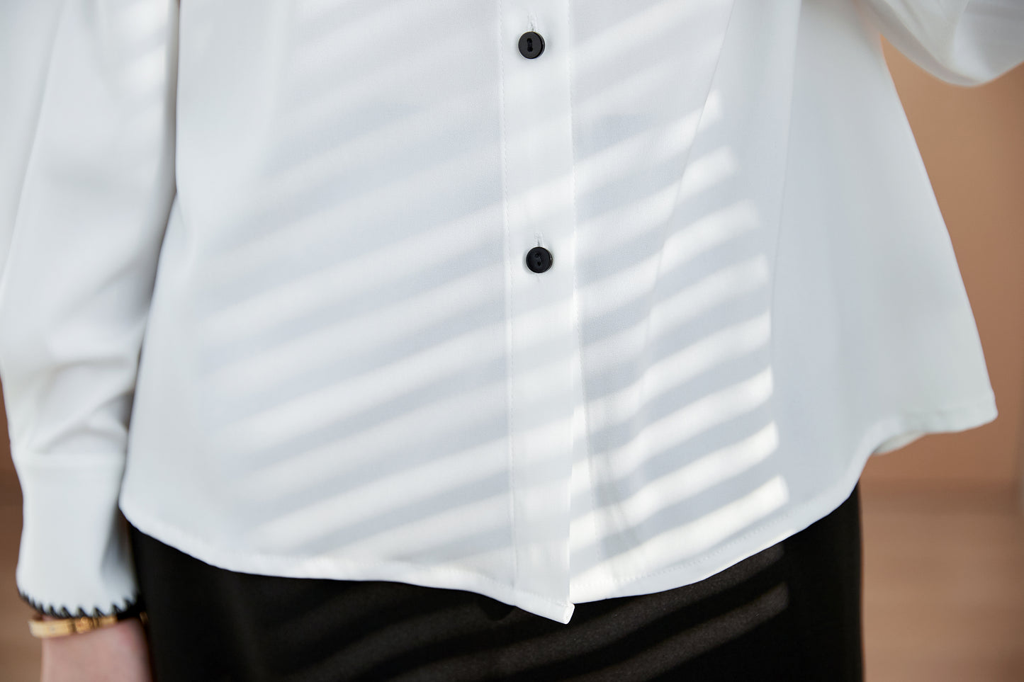 Women's Contrast Collar V Neck Lantern Sleeve Blouse