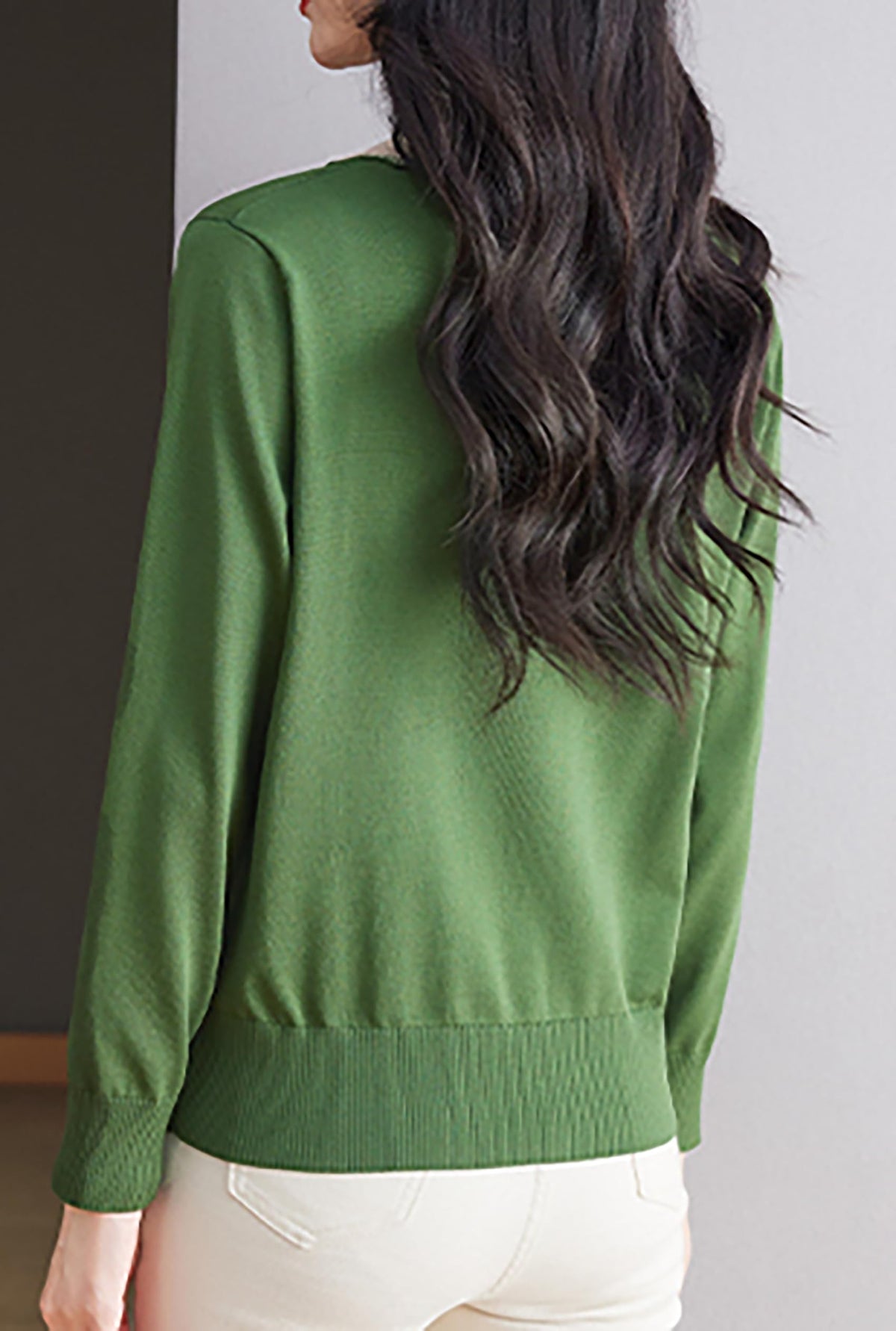 Women's Vintage Knit Top – Contrast Collar & Scalloped V-Neck