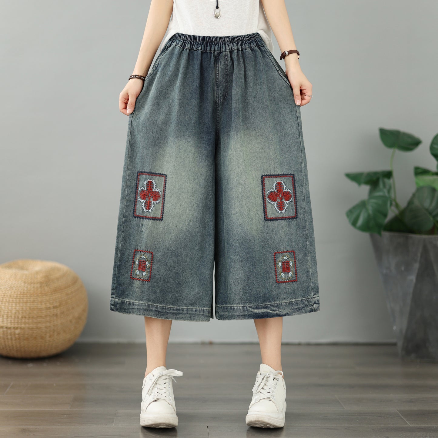 Embroidered Elastic-Waist Cropped Wide-Leg Jeans