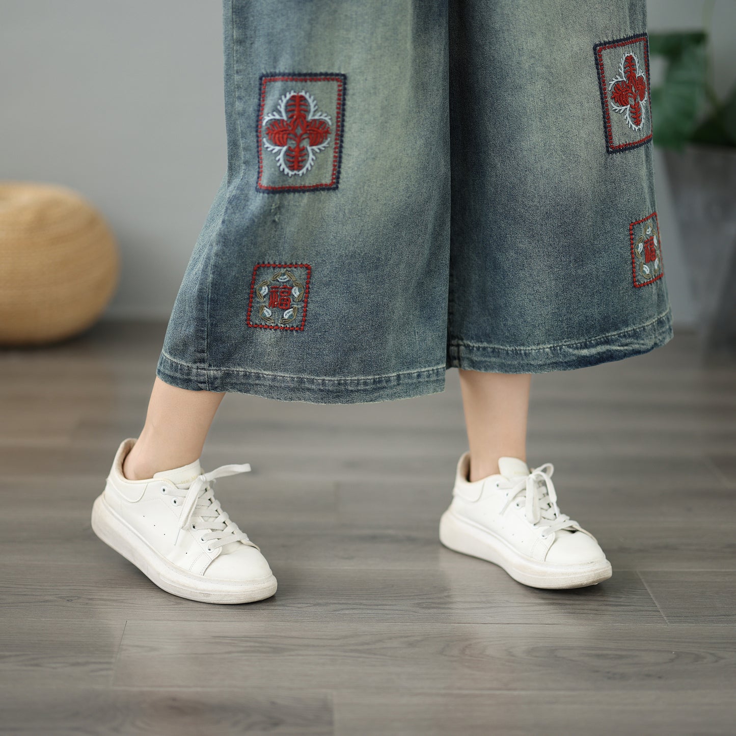 Embroidered Elastic-Waist Cropped Wide-Leg Jeans