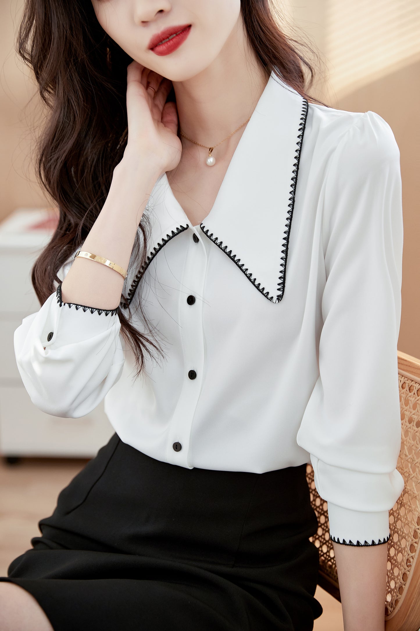 Women's Contrast Collar V Neck Lantern Sleeve Blouse